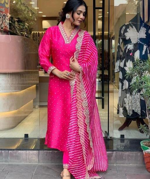 Bandhani Fuschia Pink Embroidered Kurta Set With Dupatta